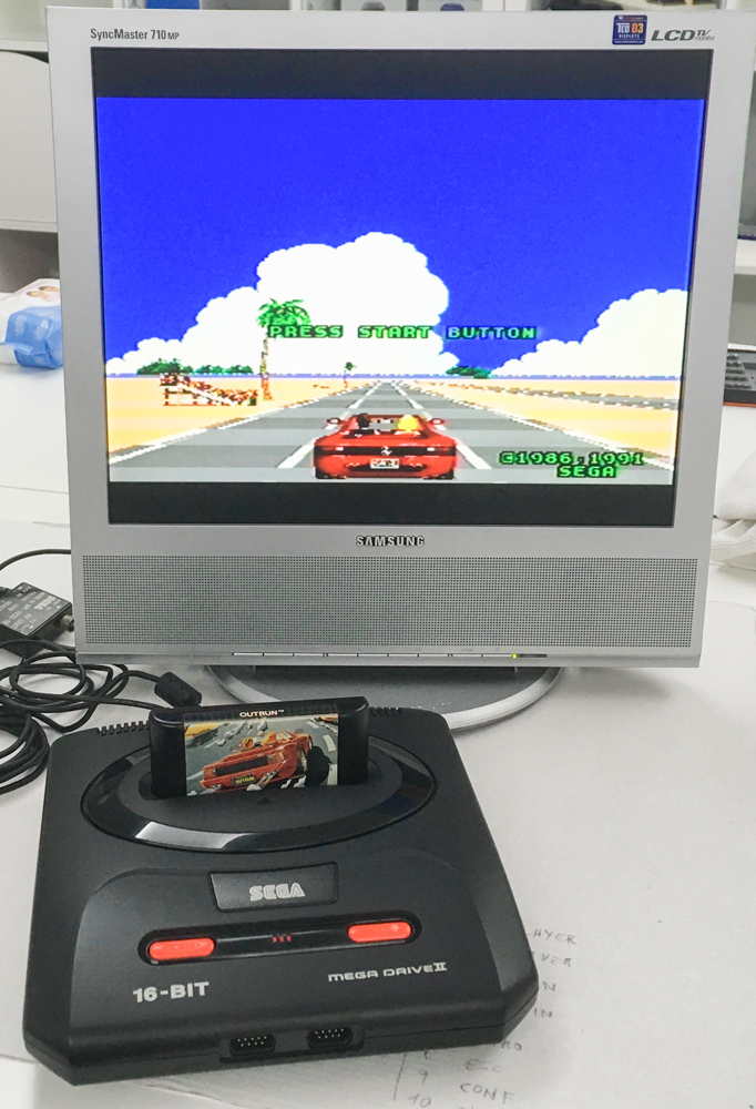 Consola Sega Megadrive II con juego Out Run